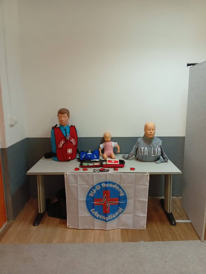 Impara le manovre salvavita, ottieni anche tu la certificazione BLS-D e PBLS-D Una classe tutta…